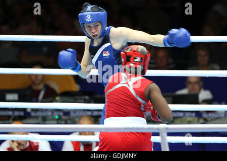 Edith Ogoke (rosso) della Nigeria v Savannah Marshall di Inghilterra (blu) durante la donna di peso medio 69-75kg Semi Finali il pugilato presso i giochi del Commonwealth, SECC, Glasgow 2014. Marshall ha vinto lo scontro. Foto Stock