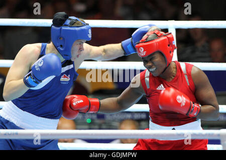 Edith Ogoke (rosso) della Nigeria v Savannah Marshall di Inghilterra (blu) durante la donna di peso medio 69-75kg Semi Finali il pugilato presso i giochi del Commonwealth, SECC, Glasgow 2014. Marshall ha vinto lo scontro. Foto Stock