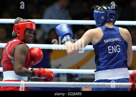 Edith Ogoke (rosso) della Nigeria v Savannah Marshall di Inghilterra (blu) durante la donna di peso medio 69-75kg Semi Finali il pugilato presso i giochi del Commonwealth, SECC, Glasgow 2014. Marshall ha vinto lo scontro. Foto Stock