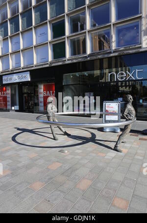 Nae giorno sae scuro (l'anello scultura) di david annand perth high street Scozia Luglio 2016 Foto Stock