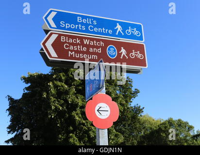 Segno per la Campana del centro sportivo, Black Watch Museum e finestra di pianto Perth Scozia Luglio 2016 Foto Stock