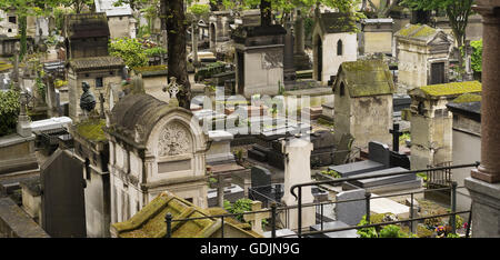 Vecchio e antico coperte di muschio cripte di pietra e lapidi in un cimitero in Europa Foto Stock