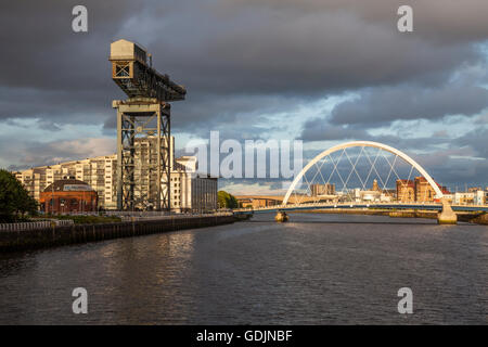 Stormclouds sul fiume Clyde a Glasgow. Illustrato nella foto sono il "Ponte quinty' (Clyde Arc) e l'Finnieston gru. Foto Stock