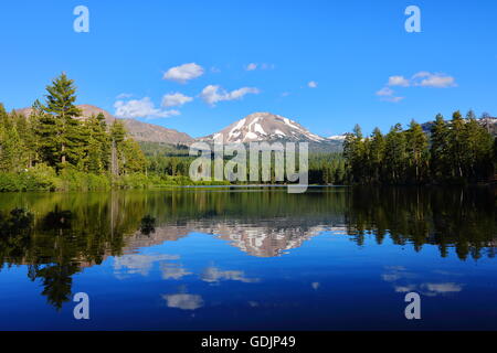 Manzanita Lago con picco di Lassen, Parco nazionale vulcanico di Lassen, CALIFORNIA, STATI UNITI D'AMERICA Foto Stock