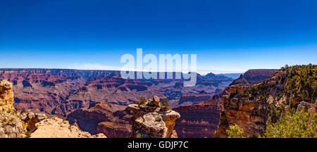 Un panorama del Grand Canyon dal South Rim con fumo dal fuoco più piena nella distanza Luglio 2016 da Mather Point Foto Stock