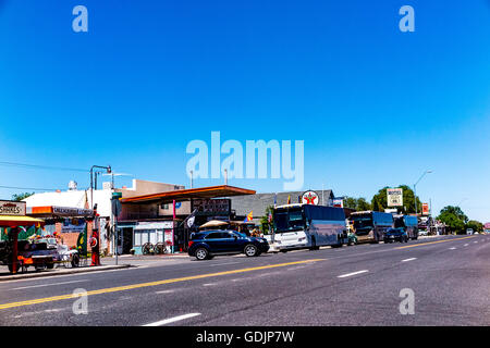 Seligman Arizona storica Route 66 Main Street una tappa preferita di bus turistici Foto Stock