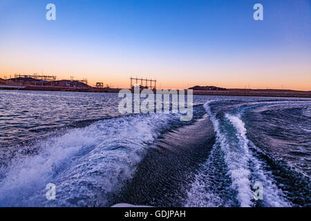 Una crociera al tramonto sul Lago di Mojave in Arizona Nevada frontiere da Katherine sbarco barca lanciando facility in Arizona Foto Stock