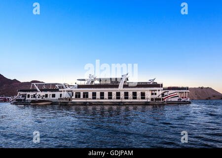 Una crociera al tramonto sul Lago di Mojave in Arizona Nevada frontiere da Katherine sbarco barca lanciando facility in Arizona Foto Stock