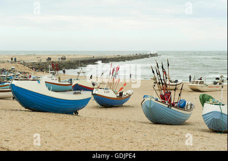 Barche di pescatori sulla spiaggia Foto Stock