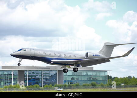 Gulfstream G650 M-BHBH atterraggio all aeroporto di Farnborough, Regno Unito Foto Stock