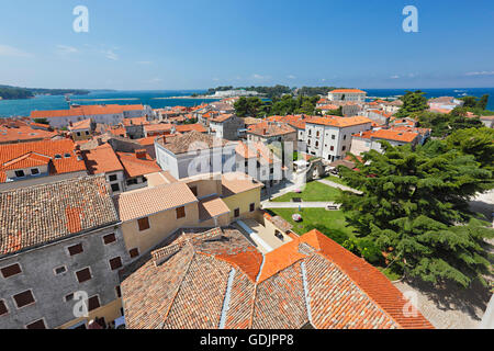 Vista dalla cima del campanile di una chiesa a Porec città Foto Stock