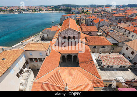 Vista dalla torre della chiesa alla basilica e alla città di Porec Foto Stock