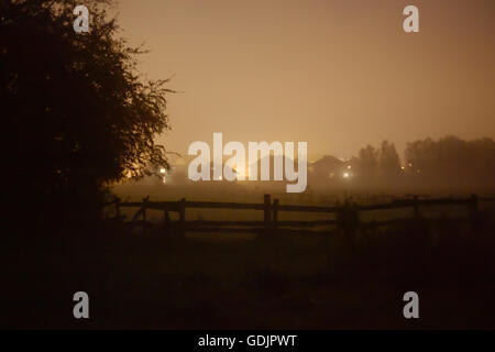 Borgo rurale di Greifswald, Meclenburgo-Pomerania Occidentale, Germania, coperta di nebbia e la nebbia in serata. Foto Stock
