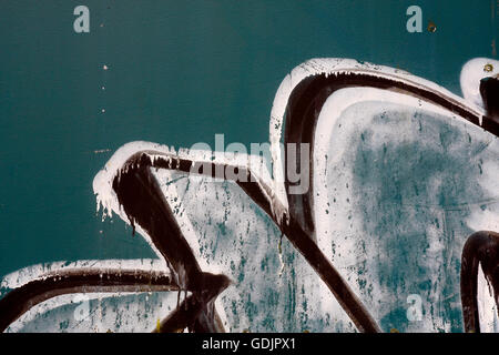 In bianco e nero di graffiti su un verde porta di metallo Foto Stock