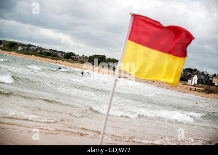 Bagnino RNLI Flag sulla spiaggia Earlsferry in Fife villaggio costiero di Elie. Foto Stock