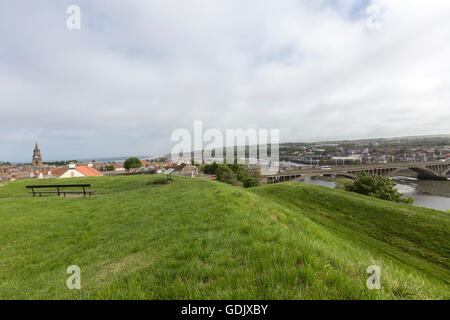 Mura di cinta con Tweed River e Royal Tweed Bridge, Berwick-upon-Tweed, Northumberland, England, Regno Unito Foto Stock