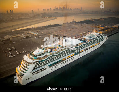 La nave di crociera con Skyline di Dubai, Port Rashid, antenna Foto Stock