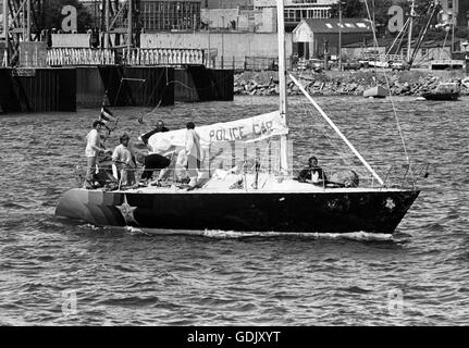 AJAX NEWS FOTO. 15agosto, 1979. PLYMOUTH in Inghilterra. - AUSTRALIAN ADMIRAL'S CUP YACHT auto della polizia arriva a Plymouth MILBAY DOCKS oggi dopo la rifinitura la peggiore mai 605 miglio OCEAN RACE NELLA STORIA DELLA FASTNET. Foto:JONATHAN EASTLAND/AJAX REF: HDD/WPX/FASTNET 79 791608 Foto Stock