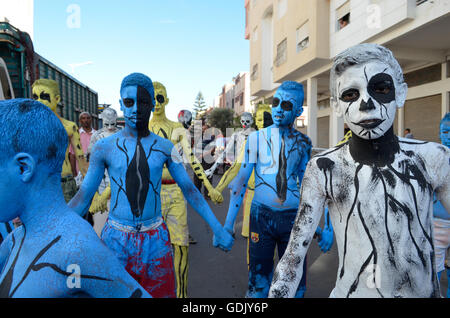 Carnevale Boujloud- Una celebrazione annuale per Eid Ul Adha in Marocco. Tenuto solo nella città di Agadir e si tratta di regioni. Per i primi quattro giorni, persone celebrare in ciascuna regione, poi si raccoglie in un secondo momento in una grande carnevale di Inzegane regione formante un lin Foto Stock