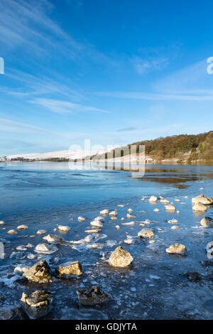 Vista su tutta icebound Malham Tarn al boathouse, Yorkshire Dales National Park in Inghilterra, Regno Unito Foto Stock