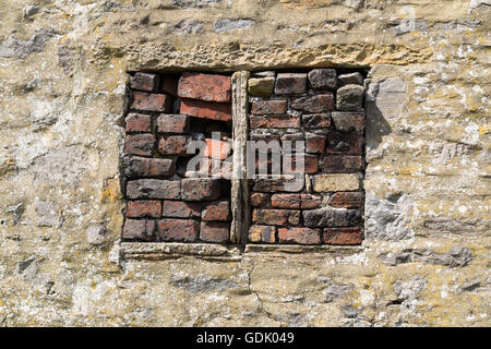 Murata finestra della stalla di pietra, Foto Stock