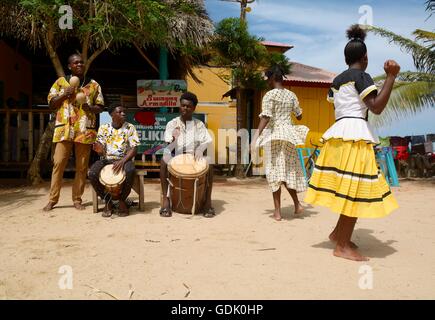 Hopkins Village Belize - Luglio 03, 2016: Garifuna troupe esegue canzoni tradizionali con percussioni e balli nel villaggio di Hopkins Foto Stock