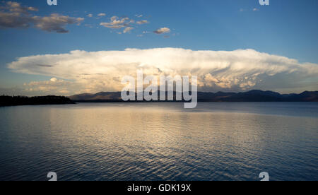 Nuvole temporalesche Brew oltre il Lago Yellowstone Absaroka Mountains Foto Stock