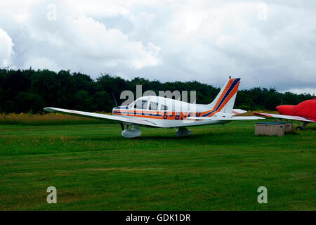 PIPER PA-28-161 CHEROKEE WARRIOR II G-BJBW (N2913Z) Foto Stock