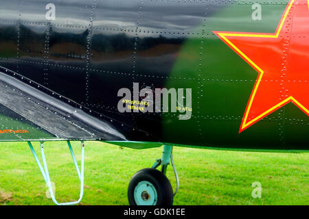 YAKOVLEV (Як-52) YAK 52 (27), G-YAKX SOVIETICA TRAINER primario. Foto Stock