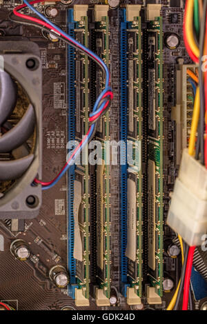 La vecchia generazione ddr 3 schede di memorie all'interno di computer, la tecnologia di data Foto Stock