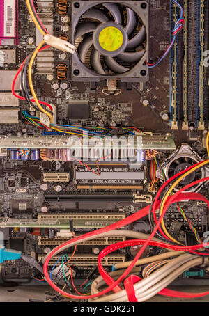 Calcolatore vecchia generazione view all'interno della scatola, la tecnologia di data Foto Stock