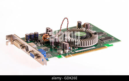 La vecchia generazione di scheda grafica su sfondo bianco, tecnologia di data Foto Stock