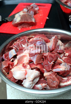 Tagliata di fresco con sugo di carne di manzo in ciotola di acciaio inossidabile Foto Stock