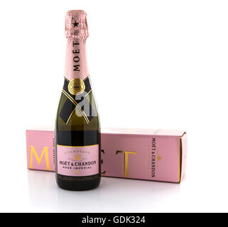 Una bottiglia di Möet & Chandon Rosé Imperial champagne su sfondo bianco Foto Stock