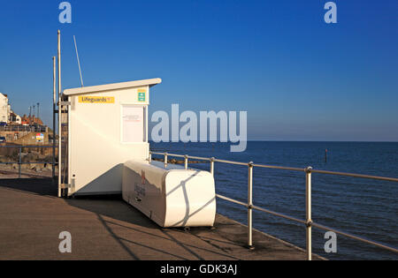 Un bagnini capanna sulla east promenade a Sheringham, Norfolk, Inghilterra, Regno Unito. Foto Stock