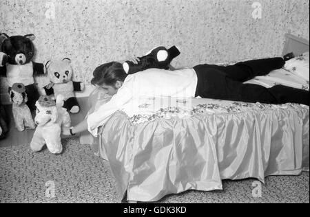 Elvis Presley in casa, con orsetti di peluche Foto Stock