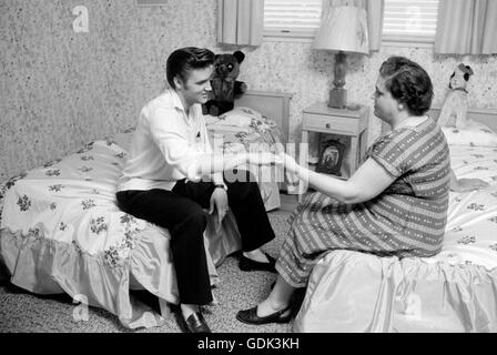 Elvis Presley e Gladys a casa Foto Stock