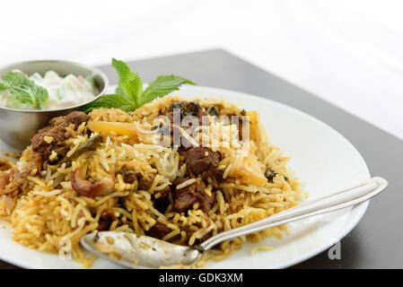 Carni bovine Biryani con Raitha Foto Stock