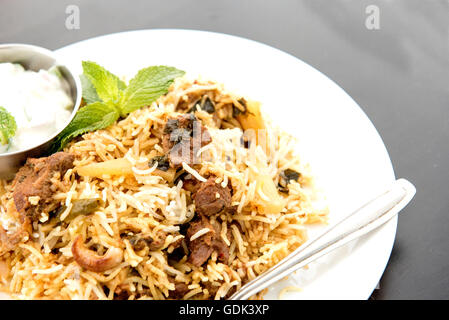 Carni bovine Biryani con Raitha Foto Stock