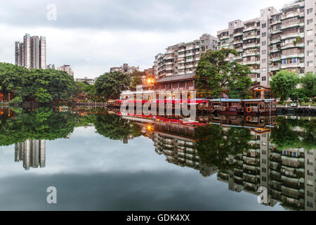 Skyline e riflessioni di imbarcazioni al Liwan Park, Guangzhou, Cina. Foto Stock
