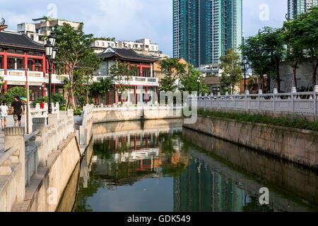 Guangzhou - Cina - Luglio 2016. Uno dei molti canali situati nel parco di Liwan Foto Stock