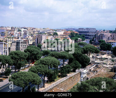 Geografia / viaggi, Italia, Roma, città vista dal Campidoglio verso il Colosseo, Via dei Fori Imperiali, Foto Stock