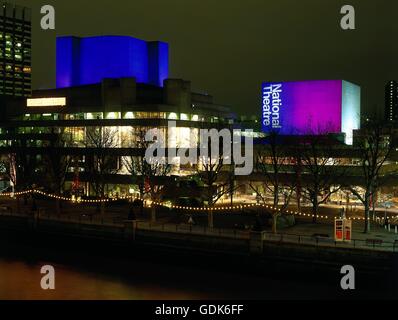 Geografia / viaggi, Gran Bretagna, Inghilterra, Londra, Teatro / Theatre, Royal National Theatre, costruito: 1967-1977 da Sir Denys Lasdun e partner, vista esterna, di notte, Shot, scatti, Foto Stock