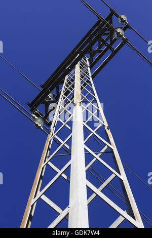 Moderna Torre elettrico sul cielo blu Foto Stock