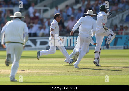 L'Inghilterra del Johnny Bairstow è colpiti dal Pakistan Yasir Shah durante il giorno quattro del Investec Test match al Signore, Londra. Foto Stock