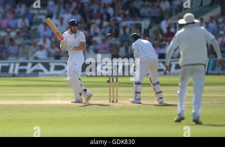 L'Inghilterra del Johnny Bairstow è colpiti dal Pakistan Yasir Shah durante il giorno quattro del Investec Test match al Signore, Londra. Foto Stock