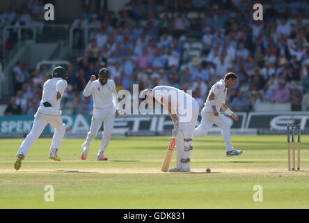 L'Inghilterra del Johnny Bairstow è colpiti dal Pakistan Yasir Shah durante il giorno quattro del Investec Test match al Signore, Londra. Foto Stock