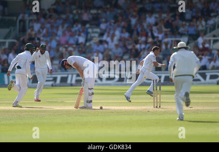 L'Inghilterra del Johnny Bairstow è colpiti dal Pakistan Yasir Shah durante il giorno quattro del Investec Test match al Signore, Londra. Foto Stock