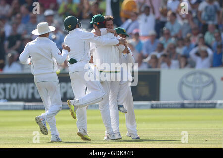 L'Inghilterra del Johnny Bairstow è colpiti dal Pakistan Yasir Shah durante il giorno quattro del Investec Test match al Signore, Londra. Foto Stock