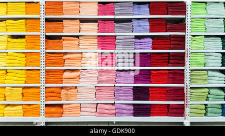 Grande pila di asciugamani colorati Foto Stock